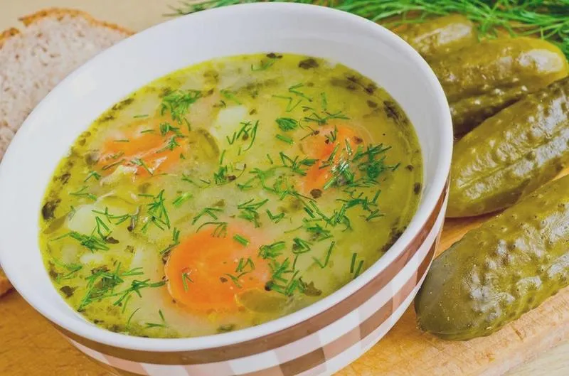 Zupa ogórkowa z ziemniakami